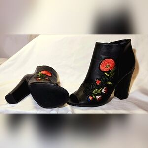 Bamboo - embroidered black peep-toe booties - size 8
